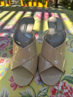 EUC Louise et Cie Nude Patent Crisscross Slide Mules Size 91/2 M/41